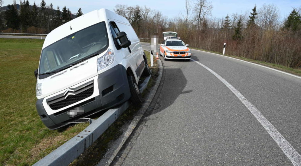 Oberbüren SG: Lieferwagen landet bei Unfall auf Leitplanke