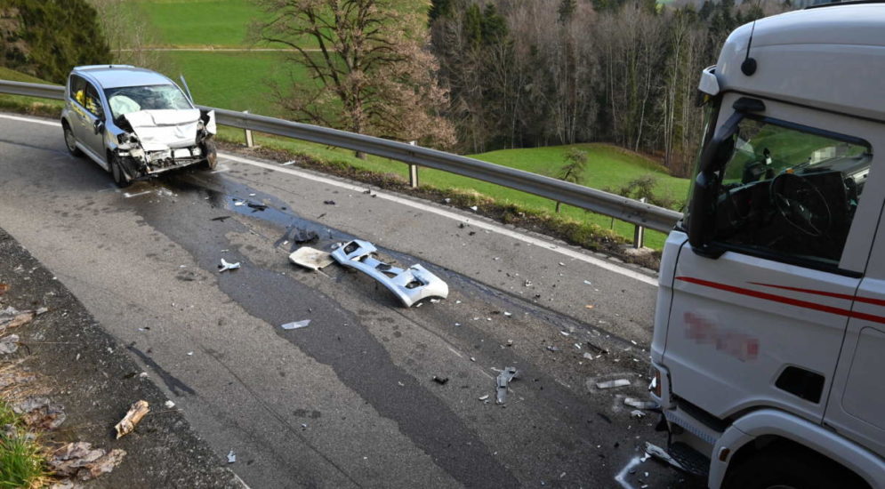 Oberhelfenschwil SG: Autofahrerin (23) nach Unfall mit Lastwagen verletzt