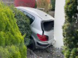 Unfall in Oberlunkhofen AG: Auto durchbricht Geländer und stürzt auf Vorplatz