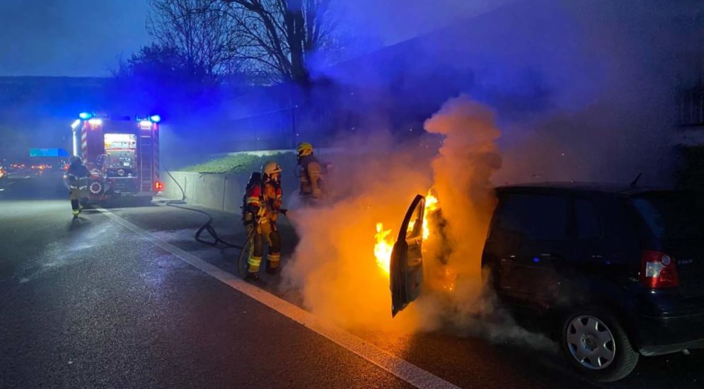 Cham ZG: Fahrzeug auf Autobahn A4 in Brand geraten