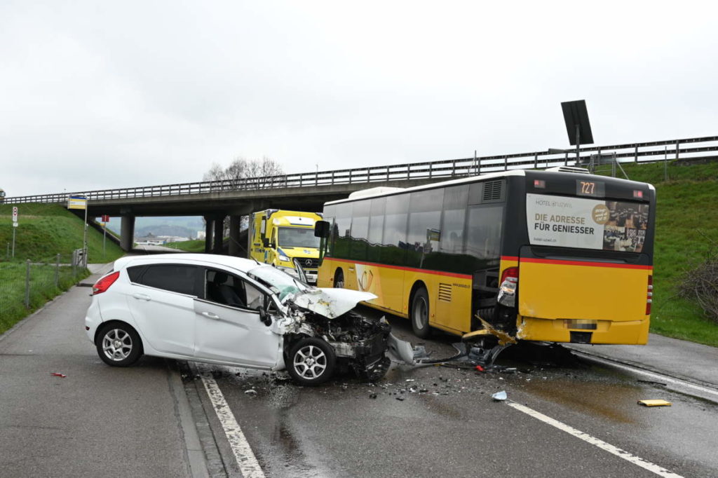 Gossau SG: Autolenkerin (21) prallt bei Unfall in Bus