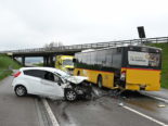 Gossau SG: Autolenkerin (21) prallt bei Unfall in Bus