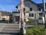 Oberentfelden AG: Bahnschranke durch Fahrzeug beschädigt
