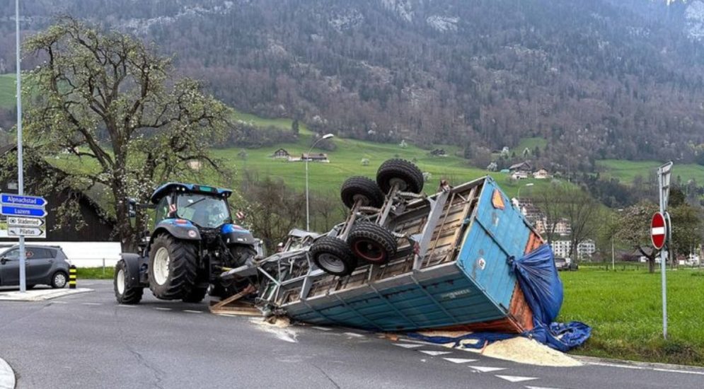 Alpnach OW: Traktorhänger kippt bei Unfall auf die Seite
