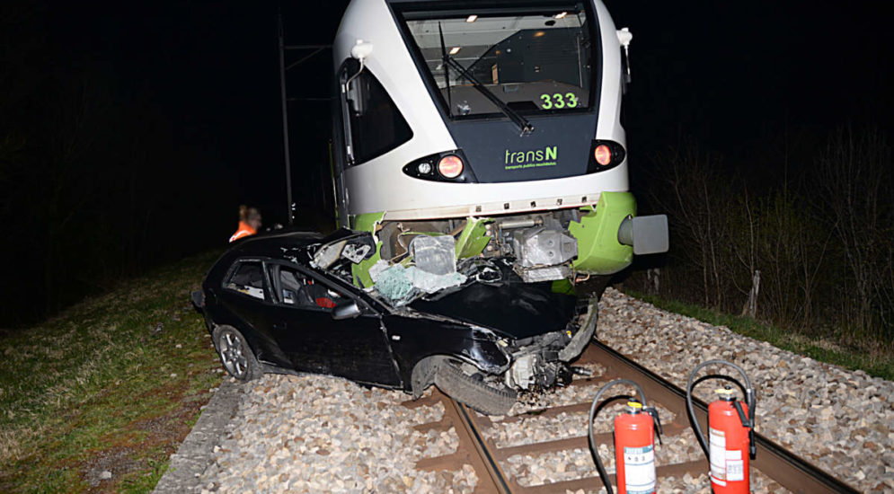 Autofahrer baut Unfall und wird von Zug gerammt