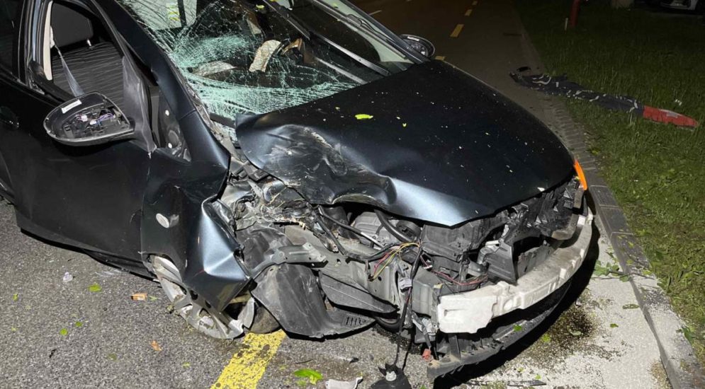 Egerkingen SO: Fahrzeug crasht bei Unfall in zwei Bäume
