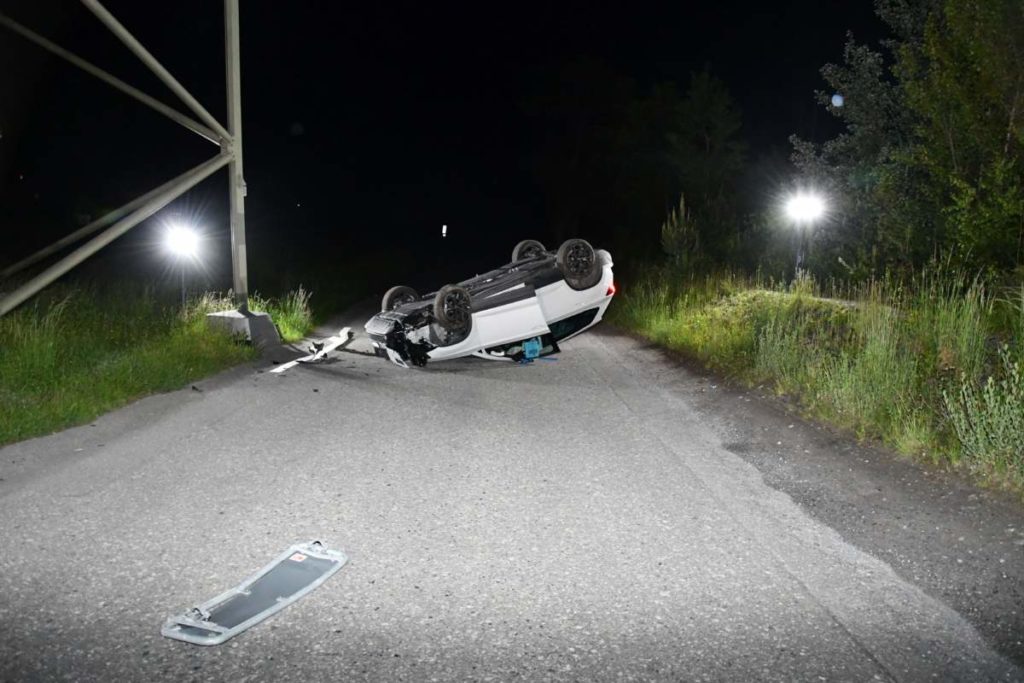 Unfall in Haldenstein: PW prallt gegen Strommast und überschlägt sich