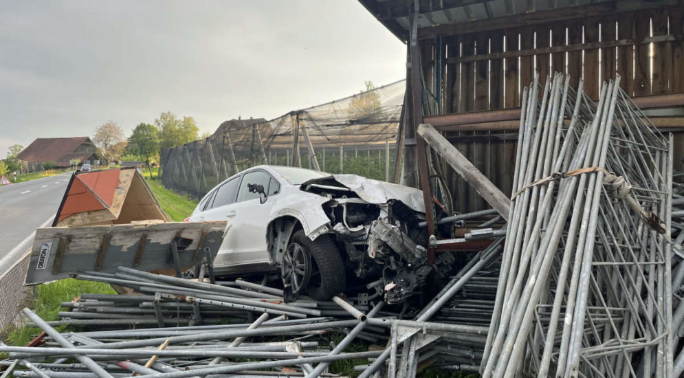 Römerswil LU: Autofahrerin kracht bei Unfall in Lagerunterstand