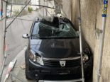 Beringen SH: Autofahrer crasht bei Unfall in Baugerüst