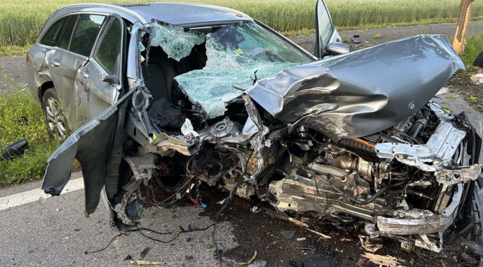Fisibach: Stark alkoholisierte BMW-Lenkerin baut schweren Unfall