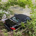 Neuheim ZG: BMW landet bei Unfall in der Sihl