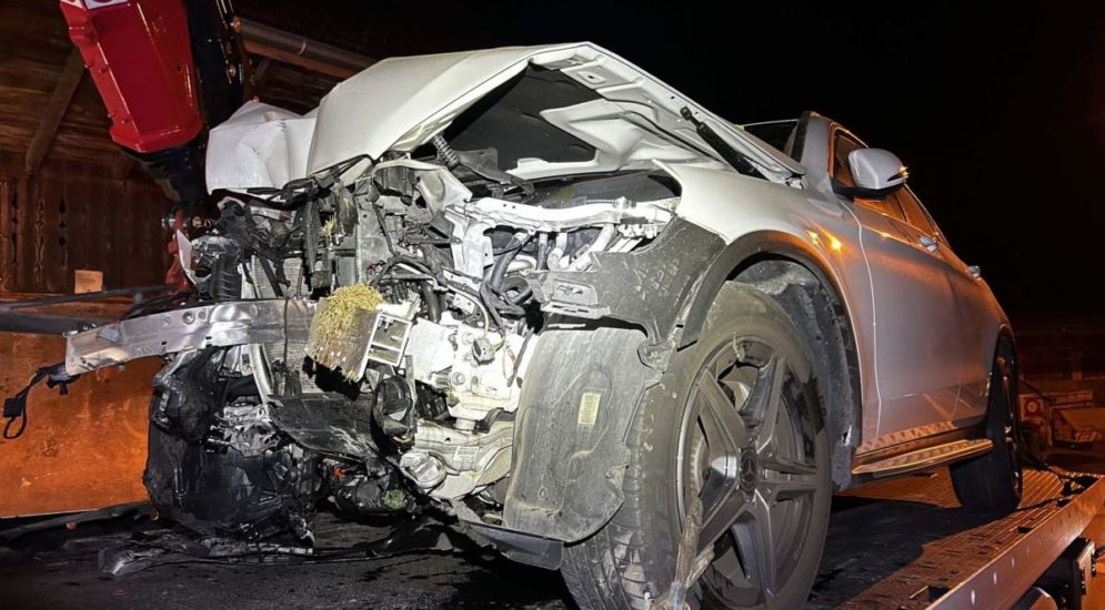 Aristau AG: Mercedes-Fahrer crasht bei Unfall in Scheune