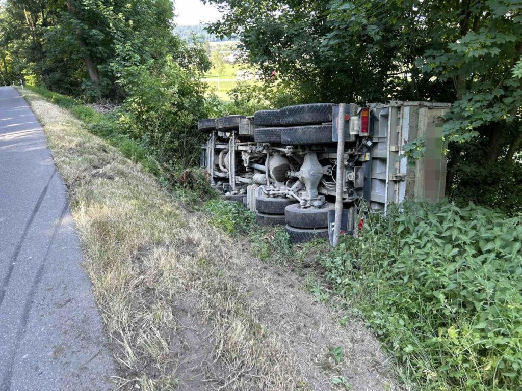 Hendschiken AG: Lastwagen kippt nach Unfall Böschung hinunter