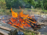 Oberegg: Balken und Bretter von altem Dachstock in Brand gesetzt
