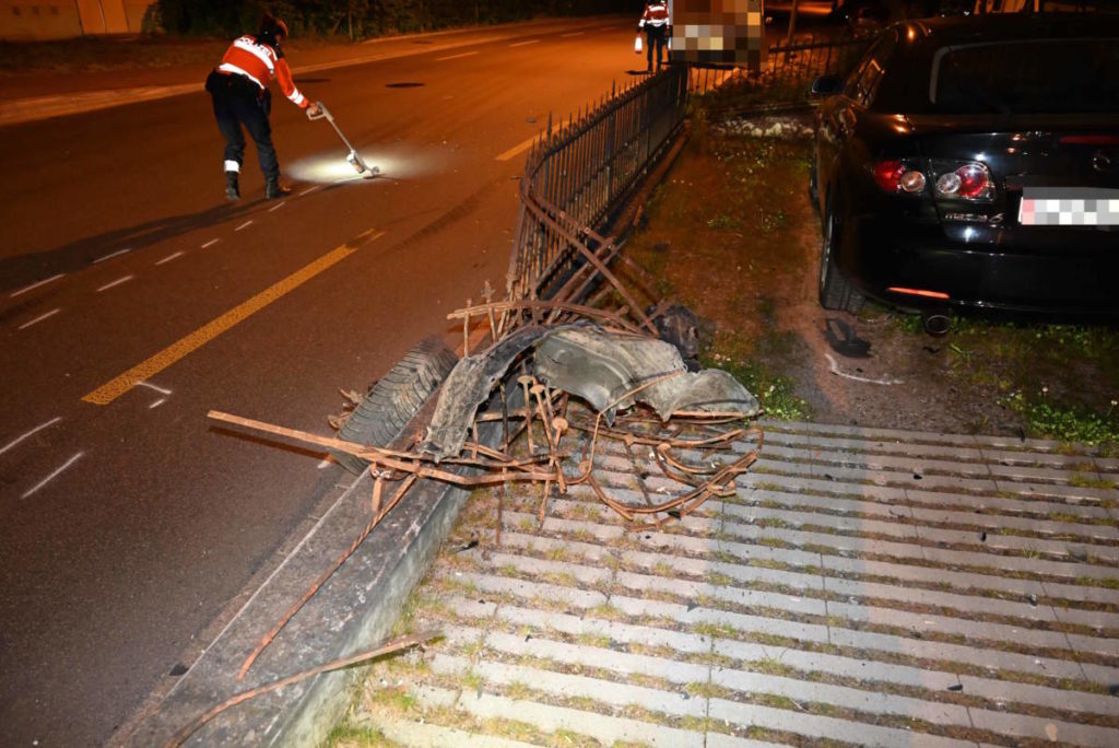 Flawil SG: Fahrer prallt bei Unfall mit Karacho gegen Zaun