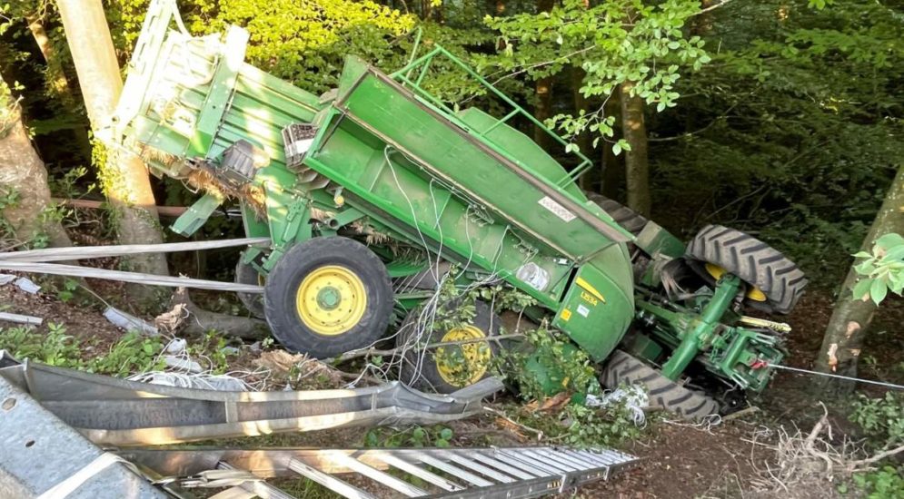 Schwerer Unfall in Herdern: Traktor landet in Bachtobel
