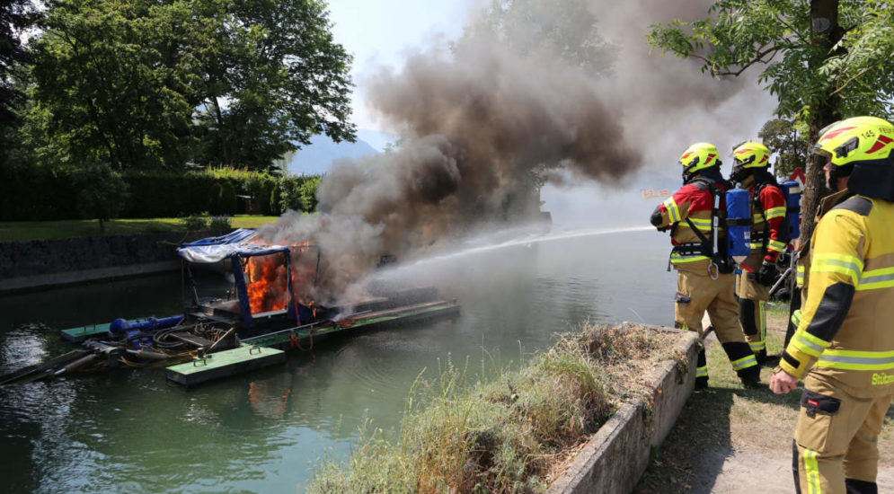 Brüggli Stadt Zug: Schwimmender Saugbagger in Brand geraten