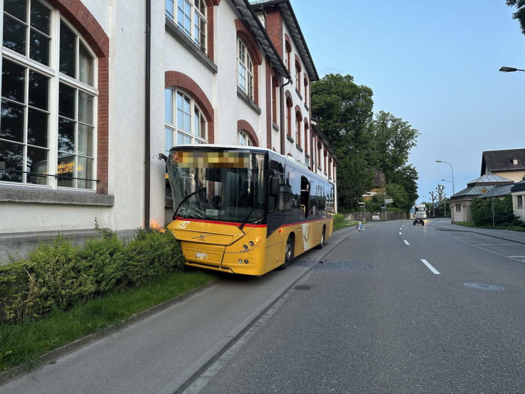 St. Gallen: Unfall eines Postautos wegen medizinischem Problem