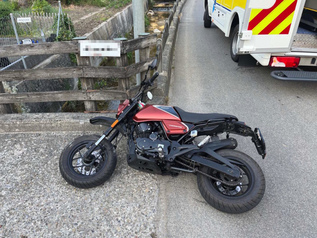 Zuzwil SG: Motorradfahrerin (16) bei Unfall in Bach gestürzt
