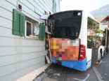 Wangs SG: Bus kracht bei Unfall in Auto und Hauswand