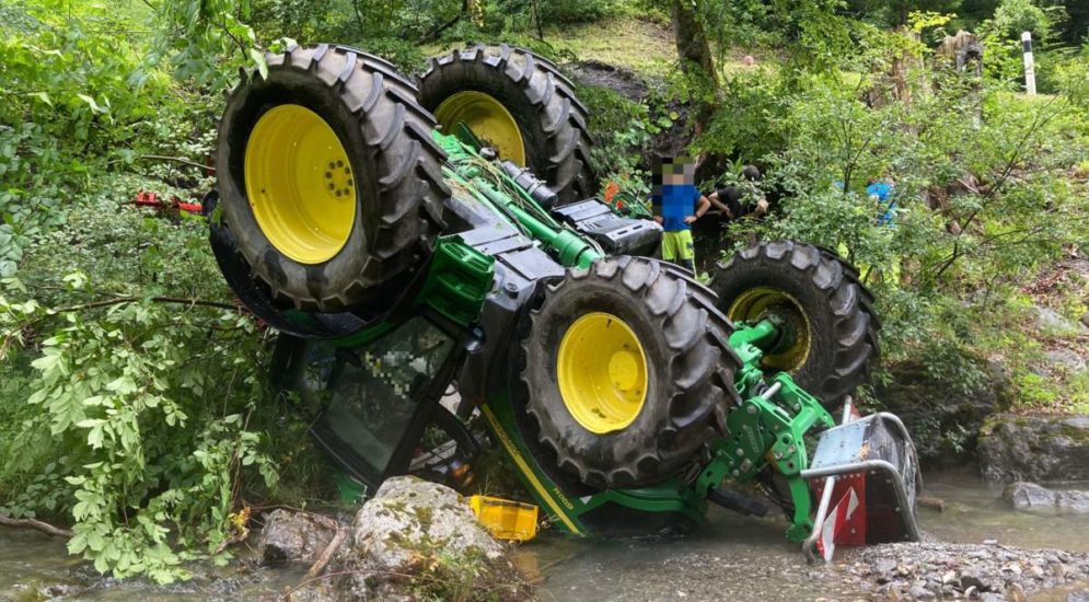Klöntal GL: Traktor stürzt bei Unfall mehrere Meter in die Tiefe