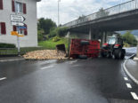 Moosleerau AG: Altbrot bei Unfall auf Strasse verstreut