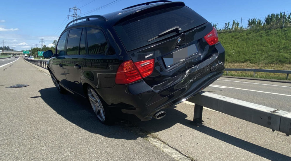 A4, Risch Rotkreuz ZG: BMW landet bei Unfall auf der Leitplanke