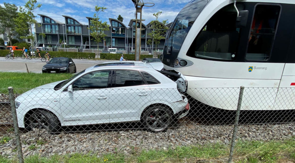 Unfall in Bottighofen TG: PW von Zug erfasst, Frau rettet sich