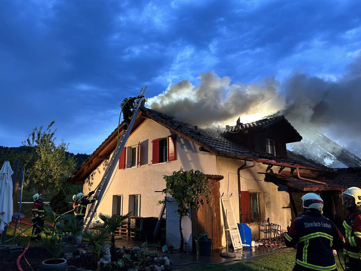 Leutwil AG Dach muss wegen Brand abgedeckt werden