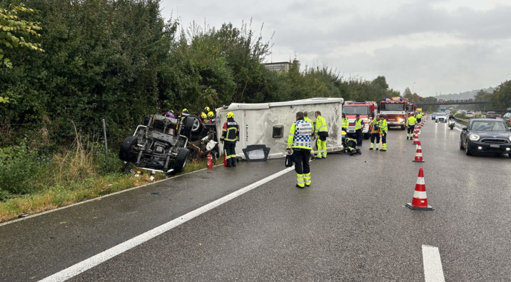 Safenwil AG: Heftiger Unfall auf A1 - Jeep mit Wohnanhänger crasht in Audi