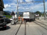 Kaiserstuhl: LKW landet bei Unfall auf Bahngleis