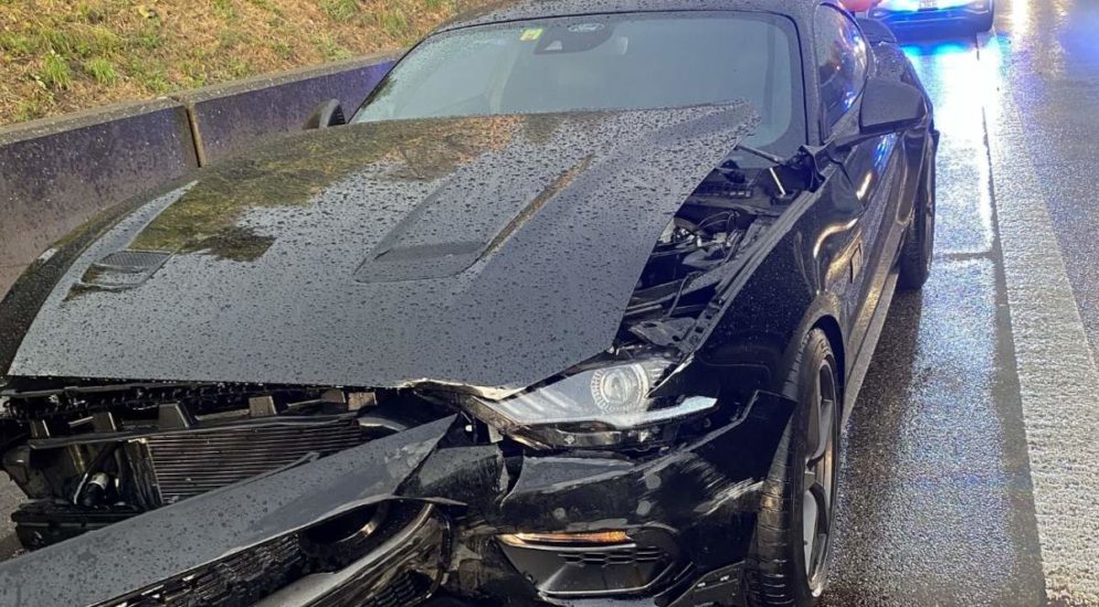 Unfall Autobahn A2, Muttenz BL: Mustang massiv beschädigt