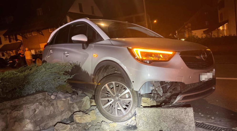 Würenlingen AG: Auto bei Unfall auf Mauer stecken geblieben