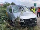Neuendorf SO: Unfall auf Autobahn A1 – Lieferwagen durchbricht Wildschutzzaun, Lenker leicht verletzt.
