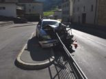 San Carlo GR: Unfall Auto kollidiert mit Geländer an Bushaltestelle