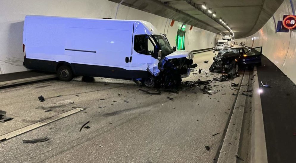 Unfall A2 Eptingen BL: Lieferwagenfahrer knallt im Belchen Tunnel in PW