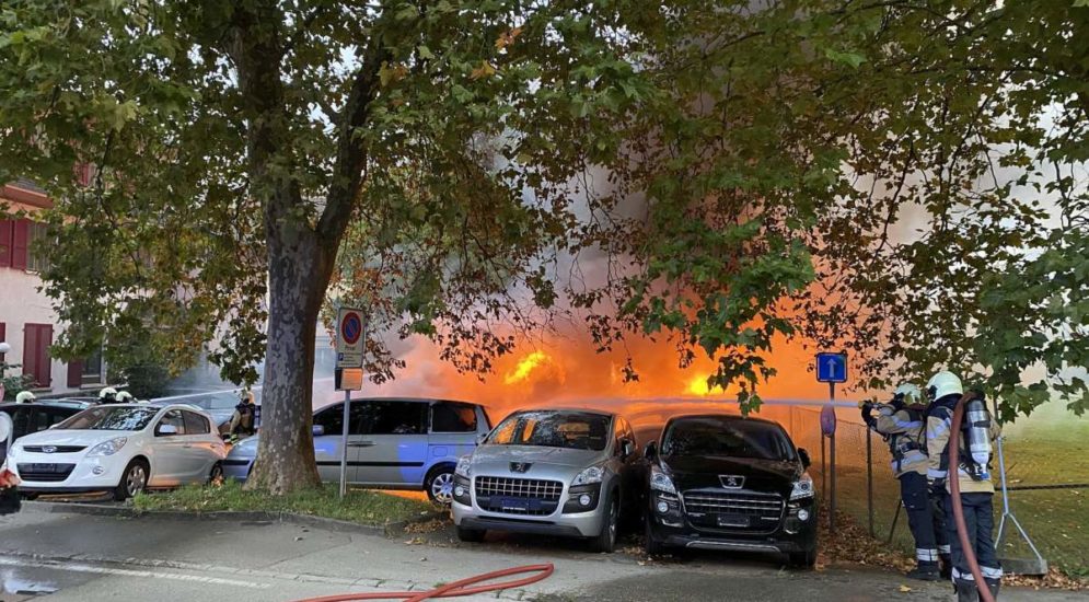Grellingen BL: 18 Fahrzeuge bei Brand zerstört oder beschädigt