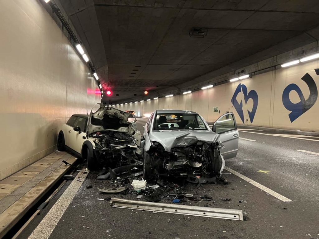 Schwerer Unfall A3 im St. Johanns-Tunnel: Drei Personen teils erheblich verletzt