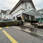 Heftiger Unfall Wohlen AG: Junglenker kracht mit Mercedes Sportwagen in Gebäude
