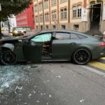Heftiger Unfall Wohlen AG: Junglenker kracht mit Mercedes Sportwagen in Gebäude