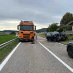 Hendschiken AG: Frontaler Unfall zwischen BMW und LKW