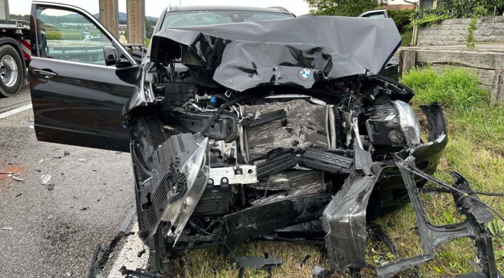 Hendschiken AG: Frontaler Unfall zwischen BMW und LKW