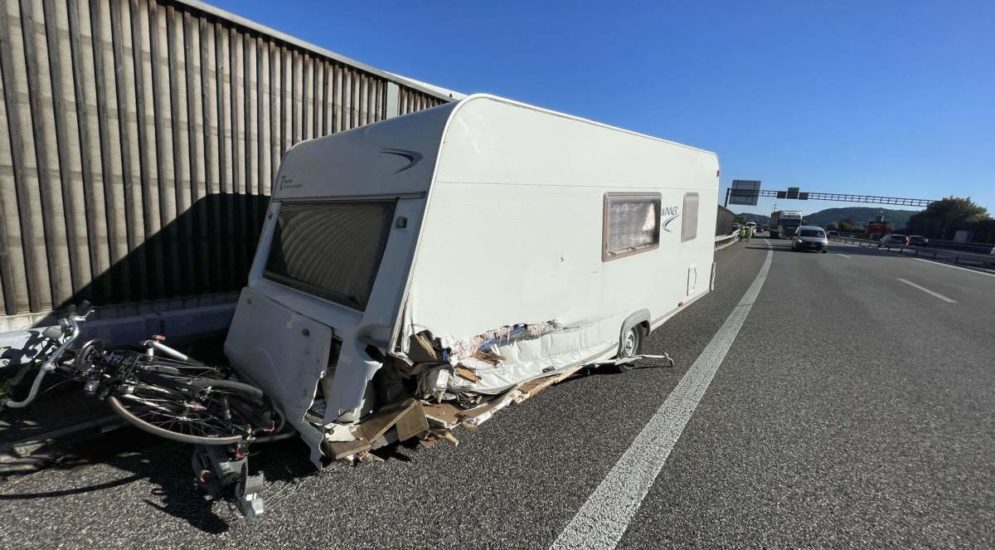 A2, Strengelbach AG: Unfall von Auto mit Wohnwagen