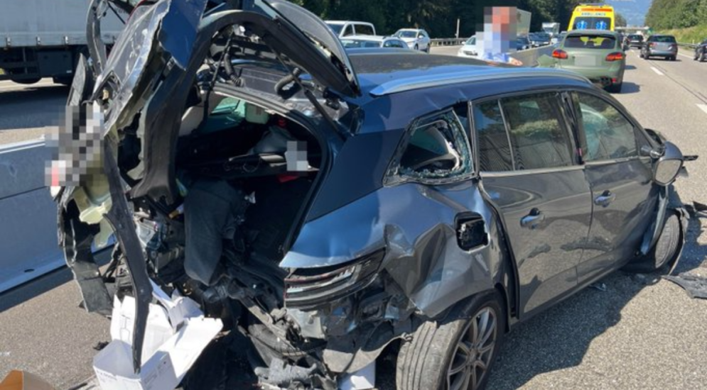 A1 Kriegstetten: Drei Autos bei Unfall stark beschädigt, zwei Verletzte