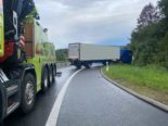 Baar ZG: Sattelschlepper bei Unfall im Wiesland stecken geblieben