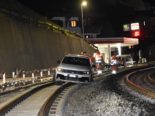 Klosters Dorf GR: Stark alkoholisierte Autolenkerin auf Bahntrasse gelandet