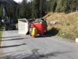 Arosa GR: Dumper kippt bei Unfall