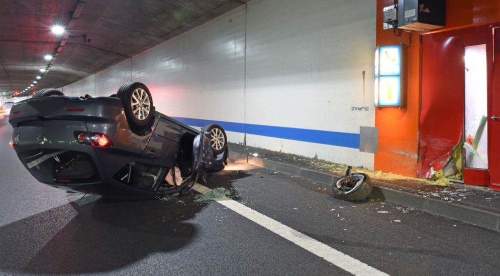 Unfall A2 Tunnel Schlund: Gegen Tunnelwand gekracht