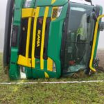 Hünenberg ZG: Lastwagen bei Unfall zur Seite gekippt