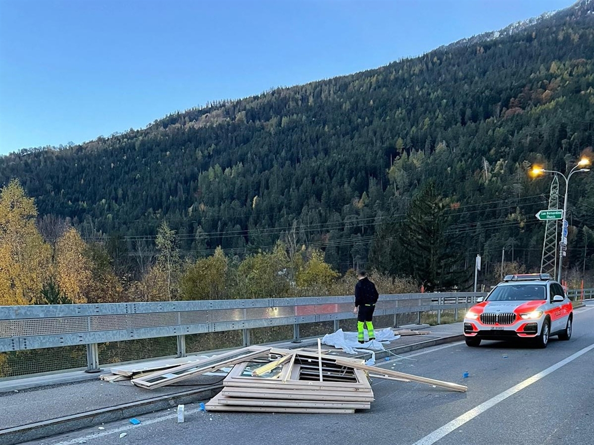 Rothenbrunnen GR Lieferwagen verliert bei Unfall Ladung